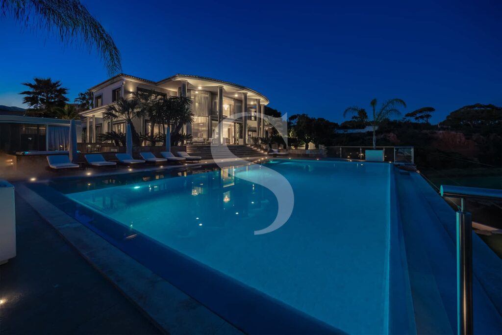 Villa for sale in Praia dos Aveiros 7 bedroom villa albuente