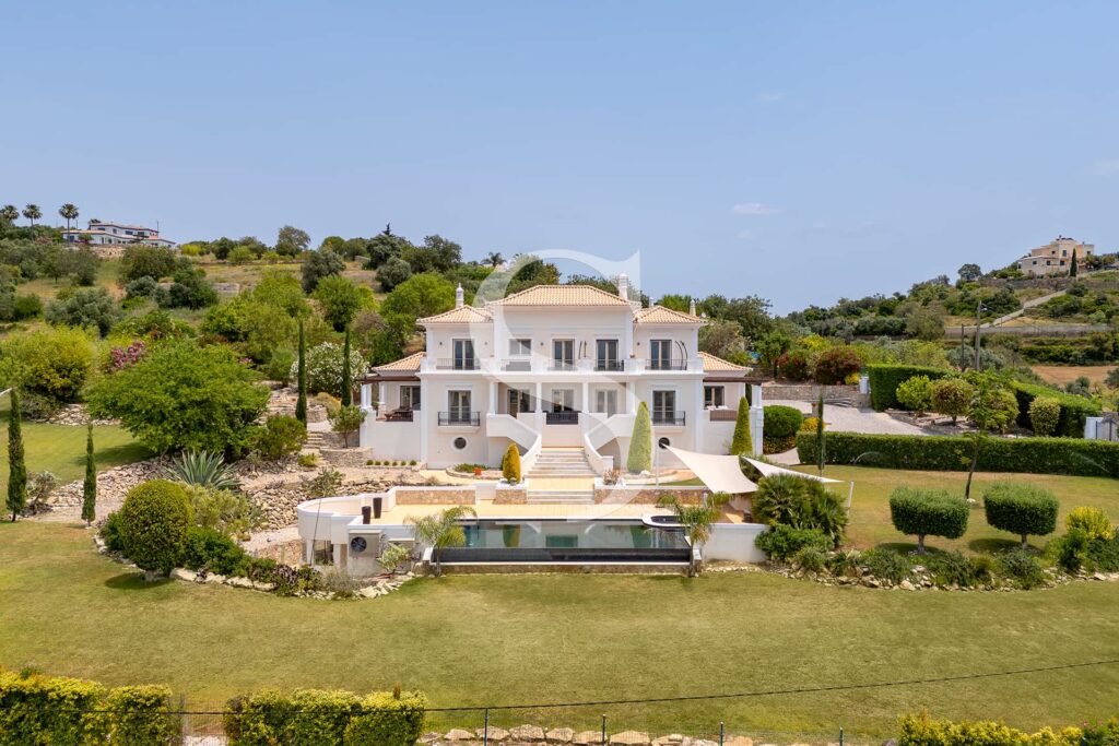 Villa for sale in loule 5 bedroom villa Vale das Rosas